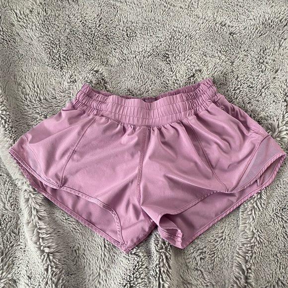 Discontinued Lululemon hotty hot shorts 2.5in - Picture 2 of 5